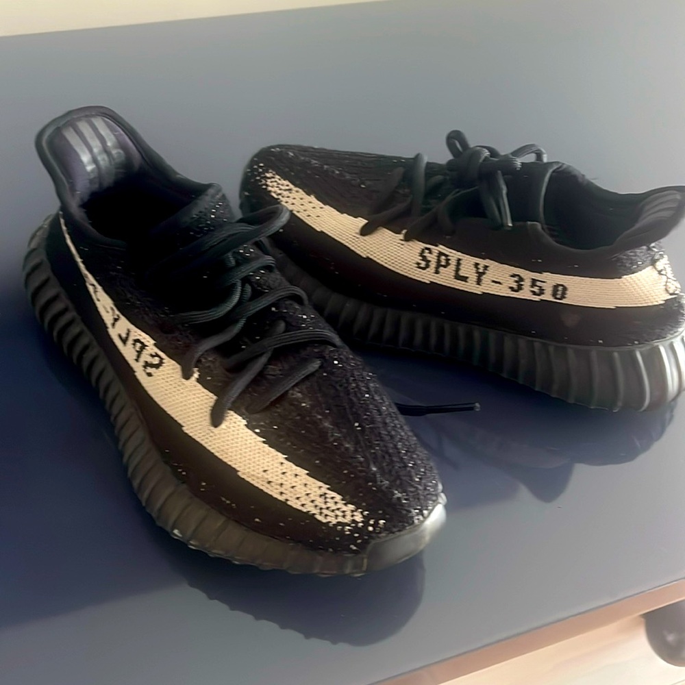 Yeezys boost size 5 men sneakers in perfect condition with box !